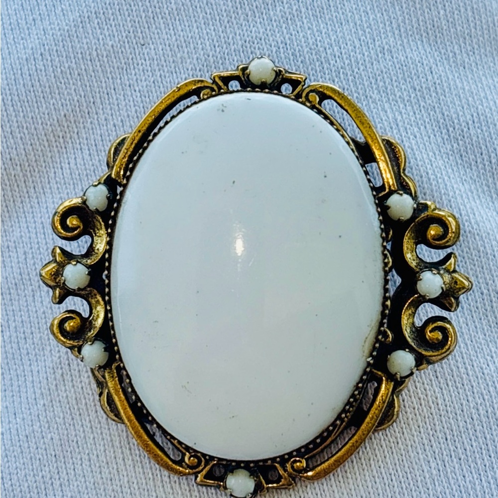 Vintage Original by Robert White Glass Cabochon Brooch Gold Tone Frame - Picture 5 of 5